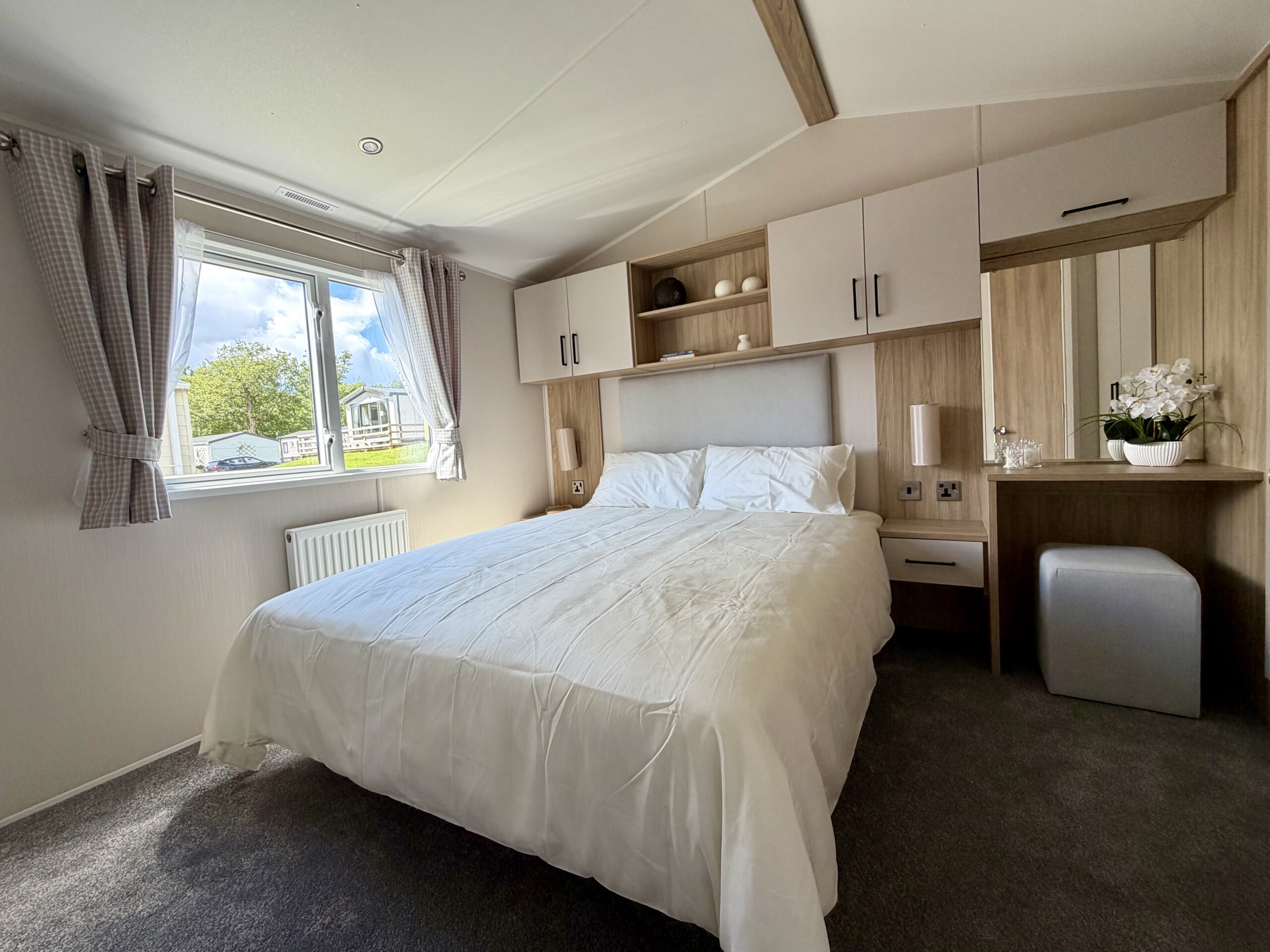 spacious master room Willerby Manor at Lodge Coppice
