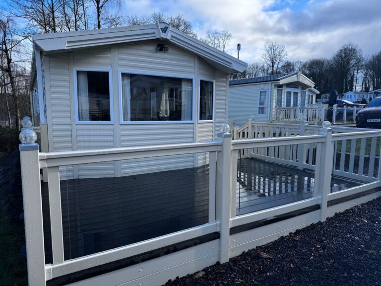f21deac5-1611-4d18-a2dd-ef79273c3dc1 Willerby Rio Premier 2016 end balustrade and decking