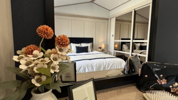 6CBF9D3E-ED18-4A49-B28E-5D8F1E5B60A3_1_105_c Master bedroom in Willerby Vogue Holiday Home