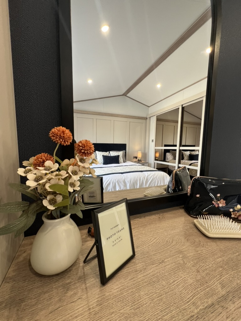 6CBF9D3E-ED18-4A49-B28E-5D8F1E5B60A3_1_105_c Master bedroom in Willerby Vogue Holiday Home