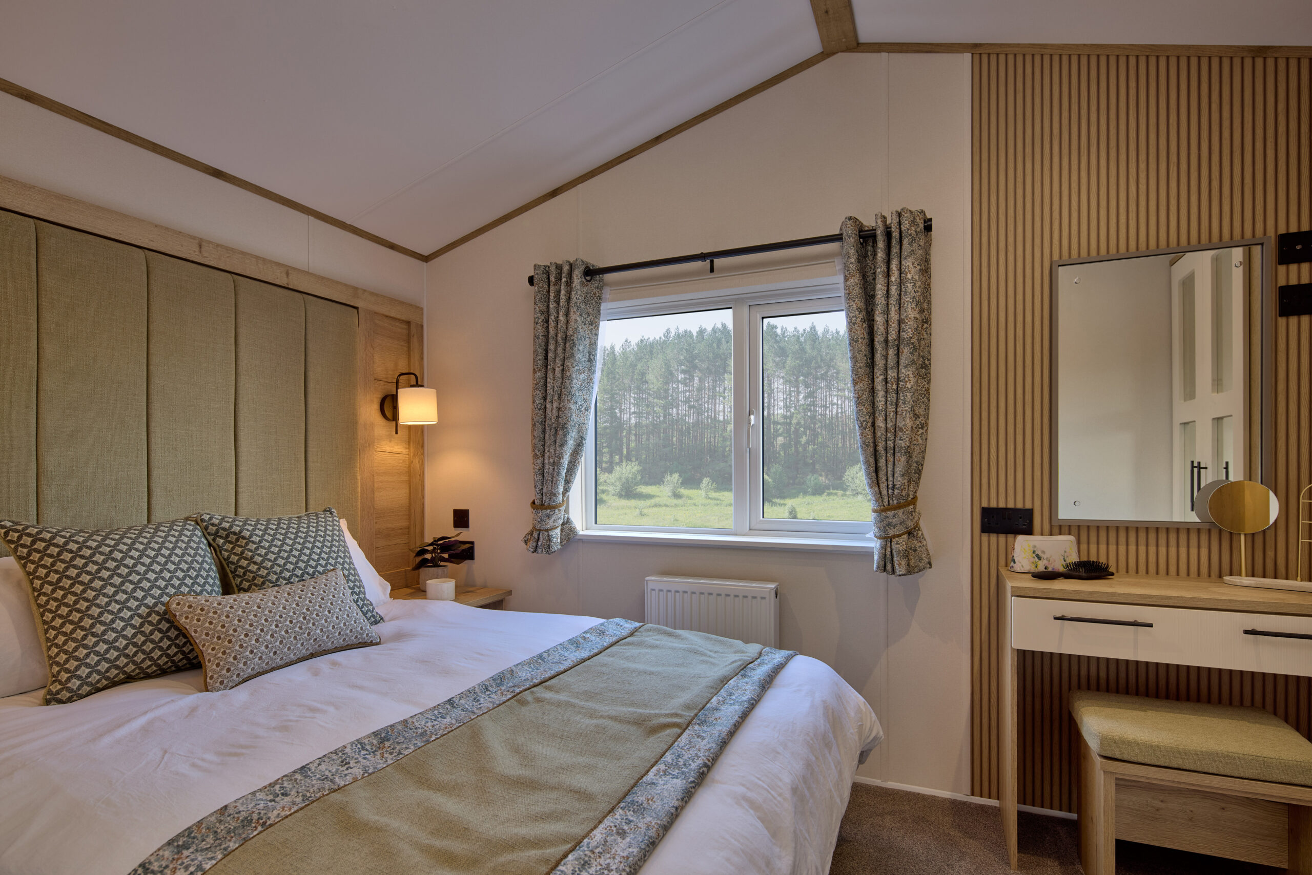 Woodbridge 5 Luxurious master bedroom in the Woodbridge Lodge at Lodge Coppice Holiday Park